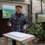 Sono il biglietto da visita dell�anziano artista, che troviamo alla fine del vicolo...